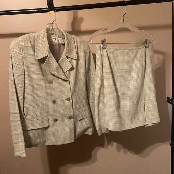 Ann Taylor LOFT Suit Jacket and Skirt set - Picture 12 of 12